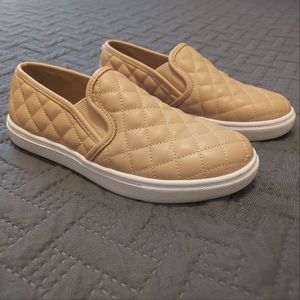 Steve Madden | Beige | 5.5 | Leather Flocked Shoes |